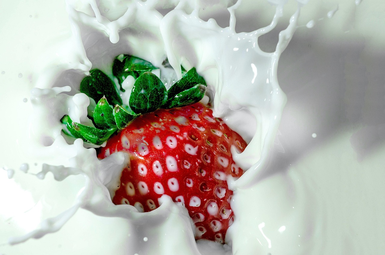 Strawberry, free wallpaper, windows wallpaper, milk, free background, wallpaper 4k, mac wallpaper, desktop backgrounds, splash, cool backgrounds, berry, fruit, hd wallpaper, 4k wallpaper, sink, wallpa