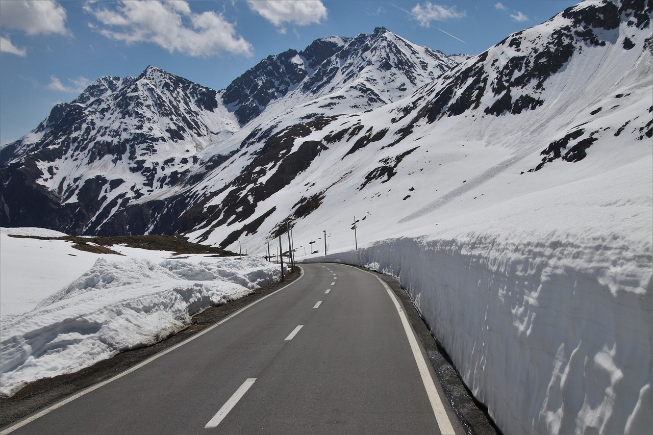 The side of the road, snow, mountains, the stage, nature, steep, pass, asphalt, peak, switzerland, high, array, the height of the, mountain, overlap, travel, perspective, the alps, scenery, silence, a
