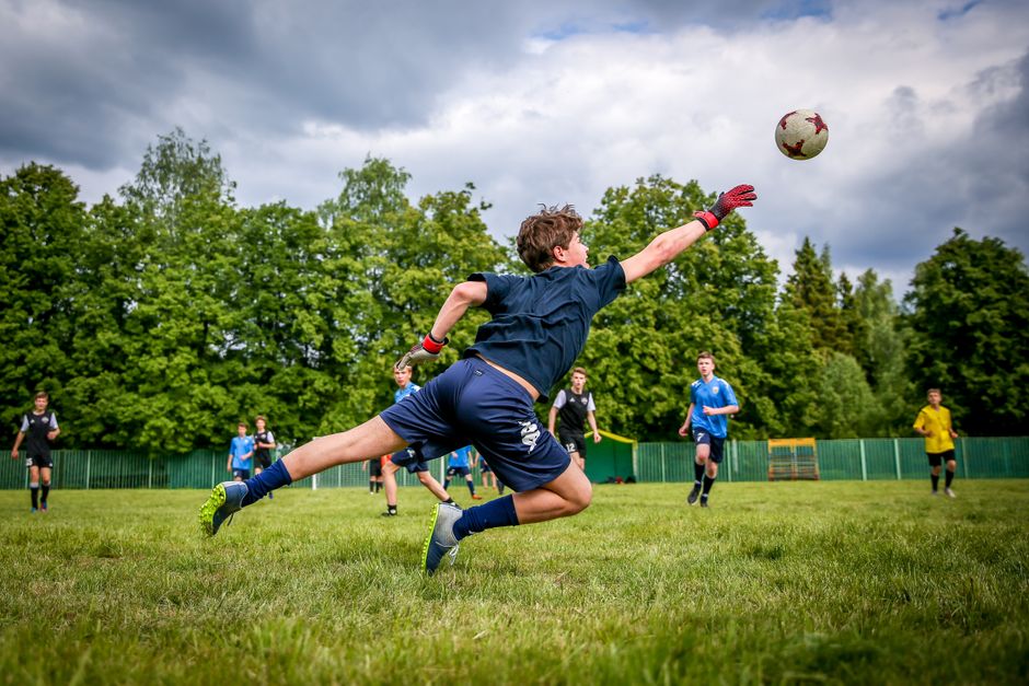 Best Ultimate Frisbee Cleats 2026: Grass, Turf and Wide Feet