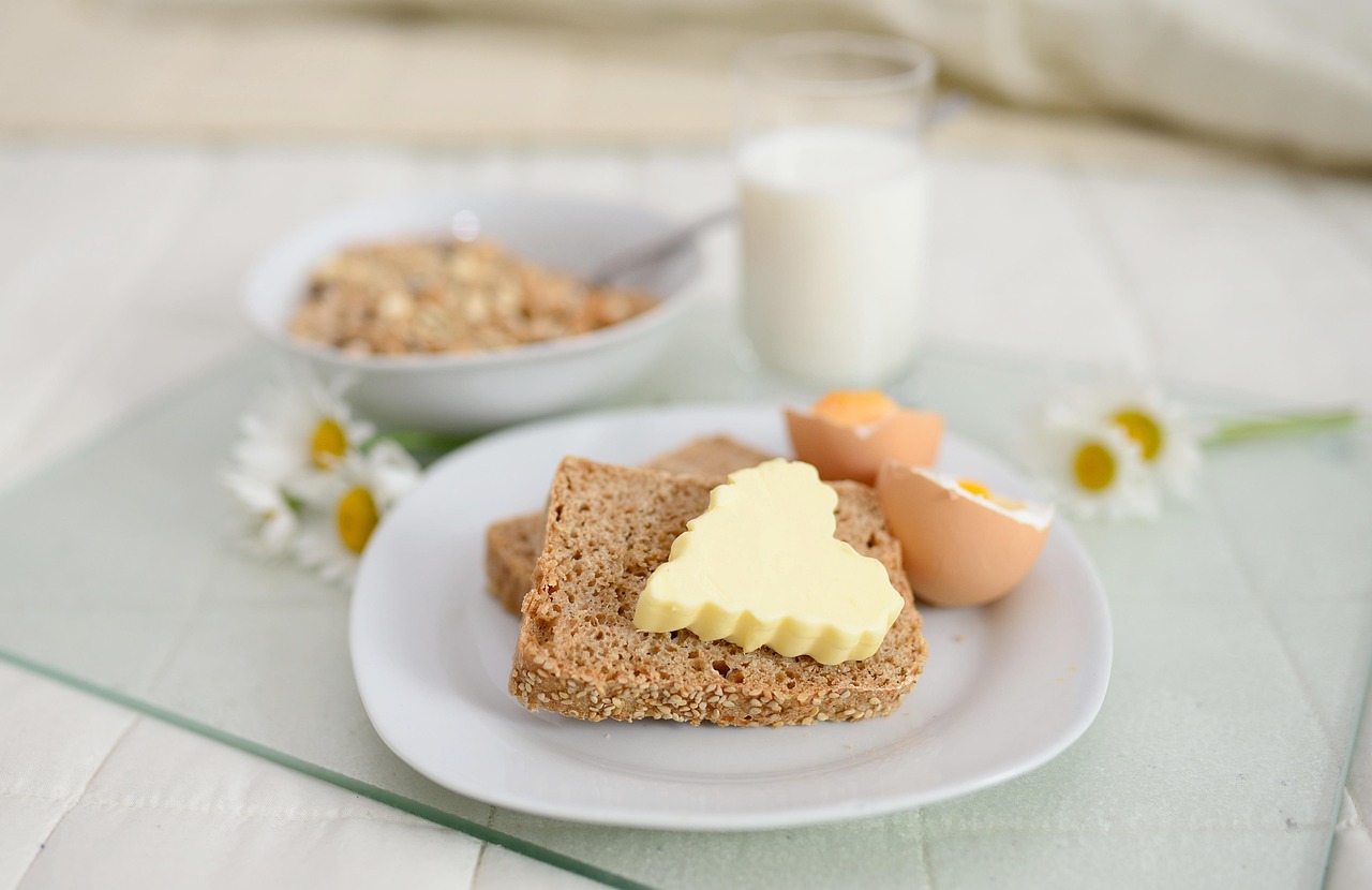 Breakfast, breakfast in bed, cereal, loaf, butter, bedroom, lifestyle, comfort, meal, relax, healthy, grain, yummy, service, hotel, nourishment, food, enjoy the meal, milk, breakfast, hotel, hotel, ho