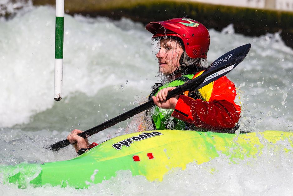 Canoeing Injuries: Life Jackets, Capsizes, Cold Water, Shoulders, Knees and When to Get Help