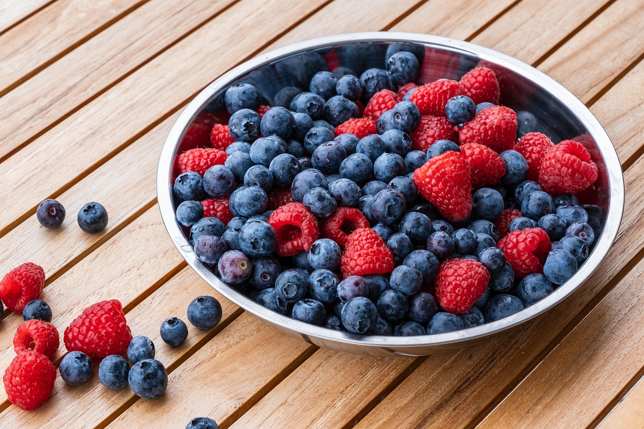 Raspberries, blueberry, fruit, food, fresh, berry, red, blue, cute, yummy, blueberries, juicy, tasty, blackberry, healthy, vitamins, meal, ripe, key, blueberry, blueberry, blueberry, berry, blueberrie