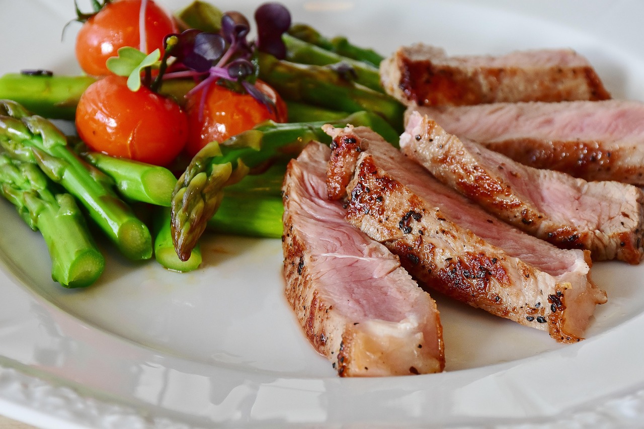 Asparagus, steak, veal steak, veal, meat, barbecue, green asparagus, vegetables, eat, meal, healthy, low carb, diet, food, plate, dish, healthy meal, food photography, close up, steak, meat, diet, foo