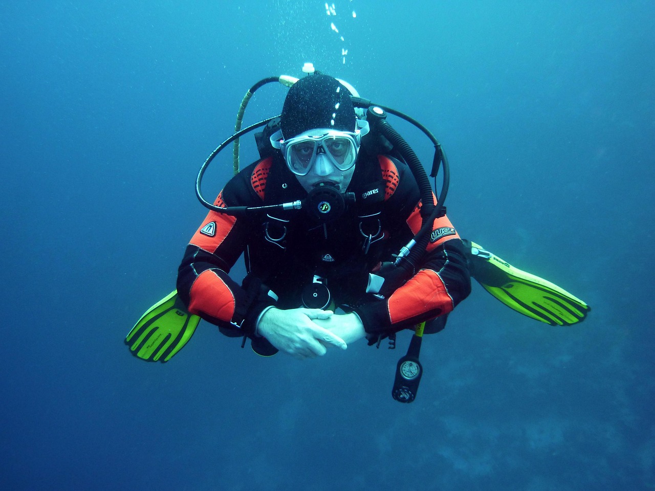 Diver, scuba divers, dive, underwater, underwater world, diving suit, sea, water, breathing apparatus, nature, scuba diving, air bubbles, hover