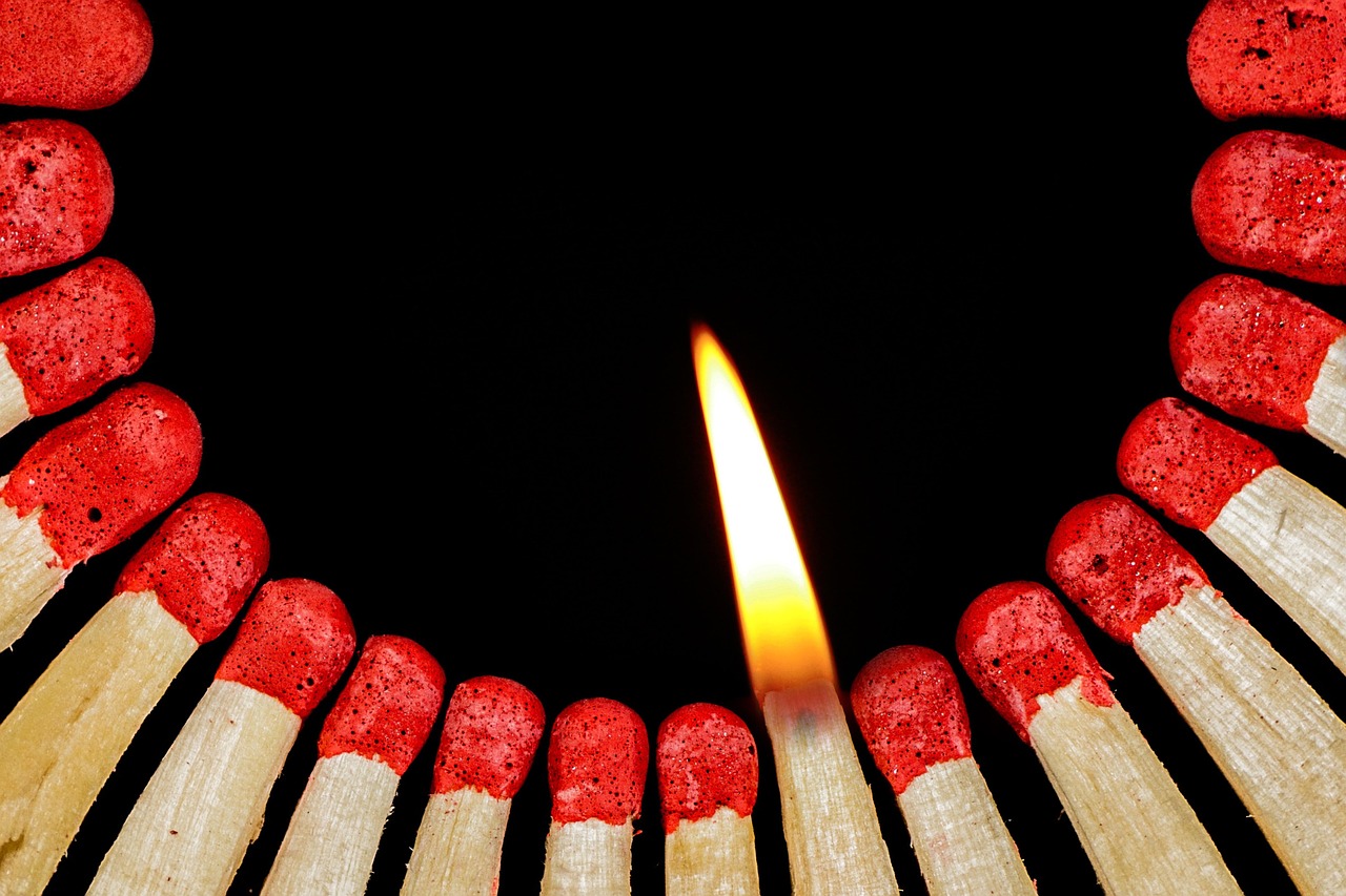 Flame, matches, crisis, bottle fire, chain reaction, match, lighter, sticks, match head, wood, sulfur, ignition, burn, fire, red, black, new, unverbrannt, close up, macro, macro shot, datailaufnahme, 