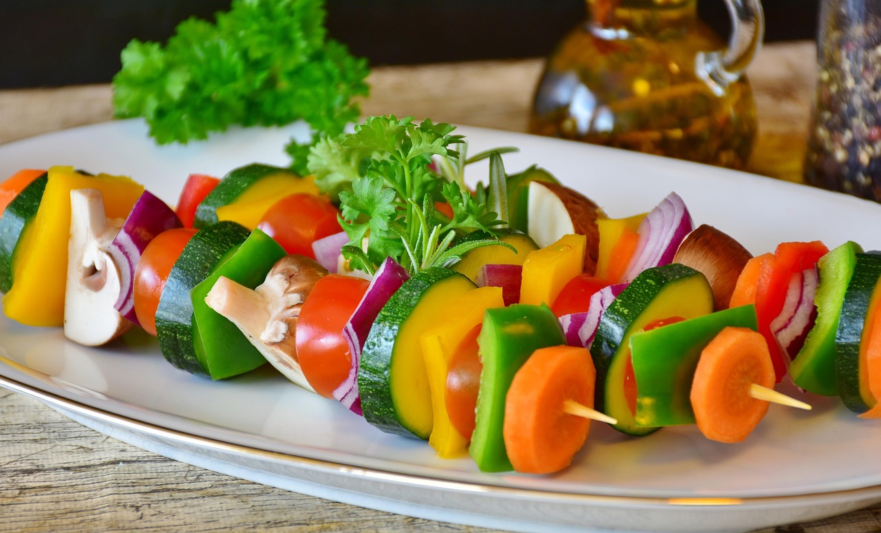 Vegetable skewer, paprika, tomato, mushrooms, onion, oil, salt, spices, cook, kitchen, food, connoisseur, plate, dinner, enjoy the meal, having lunch, dish, vegetables, healthy, delicious, nature, veg