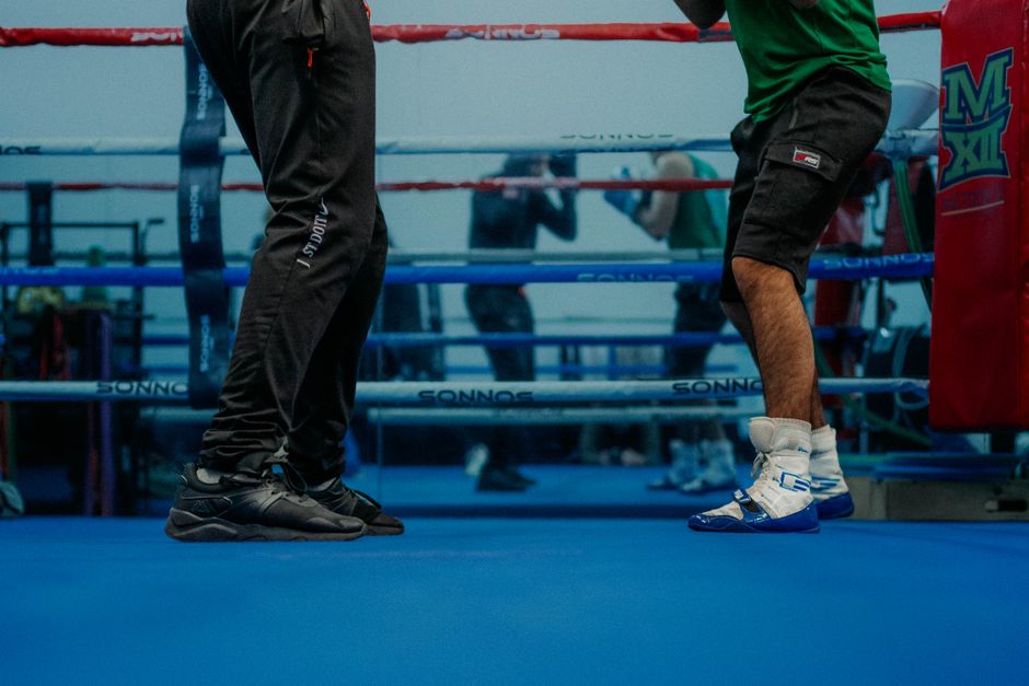Two boxers face off in a Buenos Aires gym. Focus on their footwork and stance.