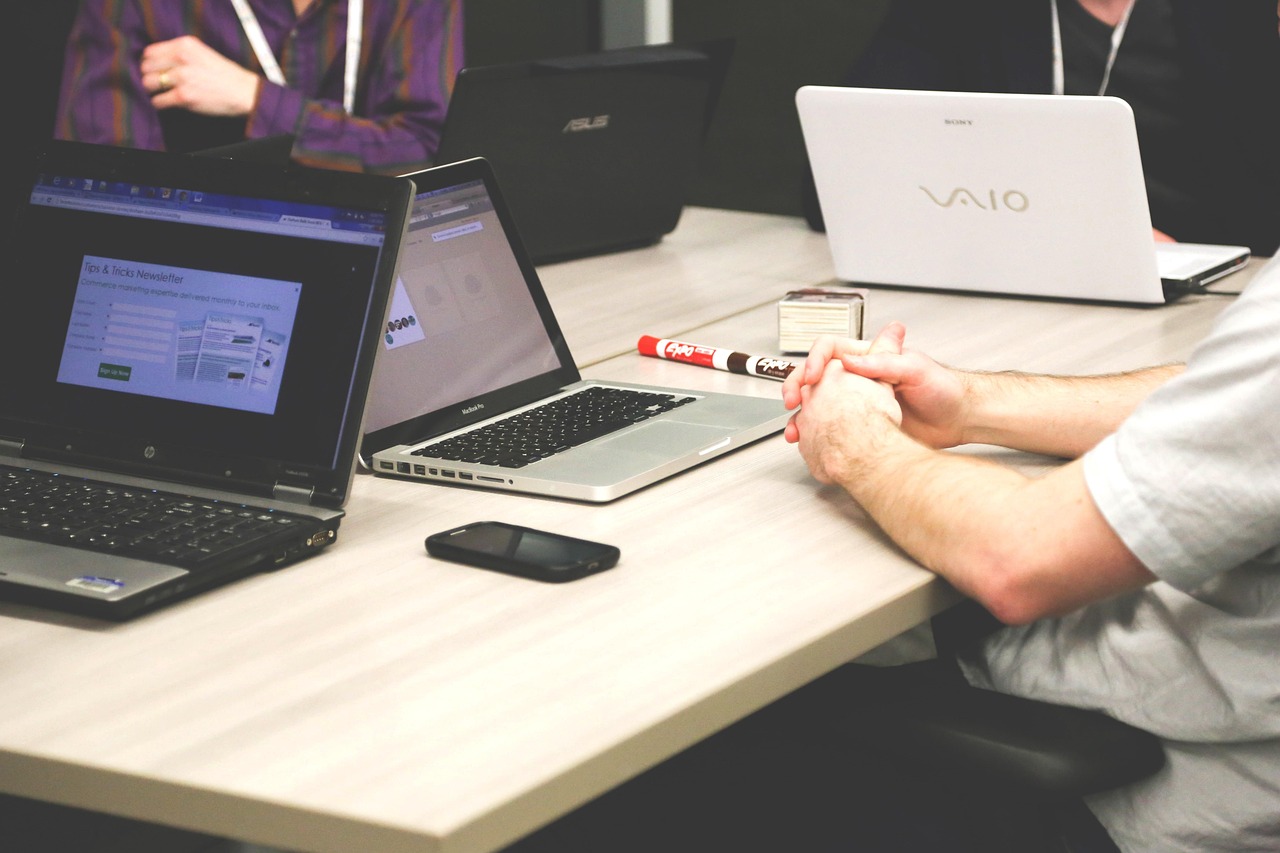 Laptops, meeting, businessmen, coworkers, colleagues, business meeting, conference room, meeting room, startup, start-up, notebooks, creative, company, silicon valley, modern, office, conference, tabl