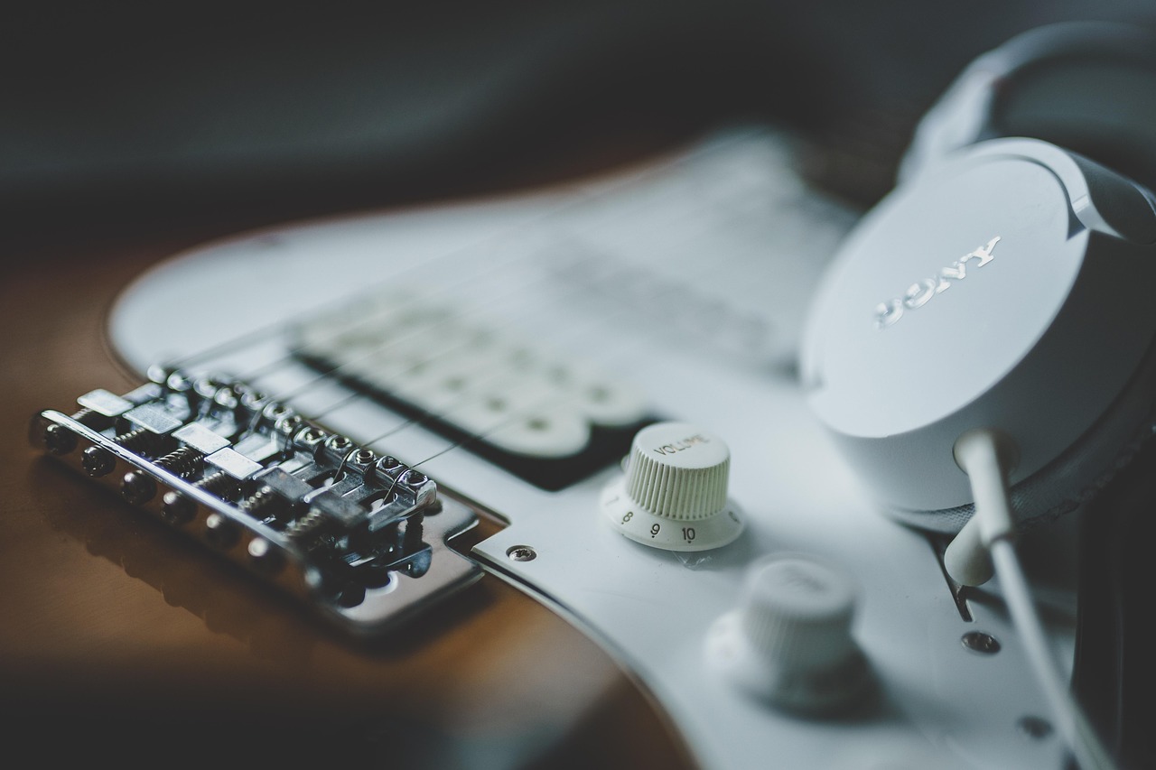 Guitar, headphones, classical guitar, acoustic guitar, electric guitar, musician, tape, tonstudio, volume, audio, musical, instrument, guitarist, jazz, melody, equipment, acoustic, string, guitar, gui