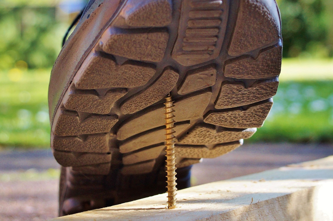 Safety shoe, osh, screw, risk of accident, safety at work, risk of injury, security, dangerous, danger, shoe, shoe sole, injury, painful, caution, accident, foot injury, injury, injury, injury, injury