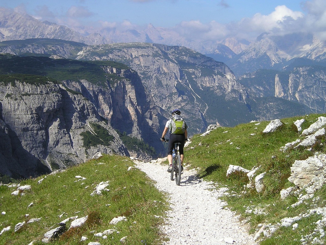 Singletrail, mountain bike, bicycle, alpine cross, nature, transalp, professional cyclist, athletic, sports, departure, path, trip, touring bike, bike tour, dolomites, mountains, alps, south-tirol, it