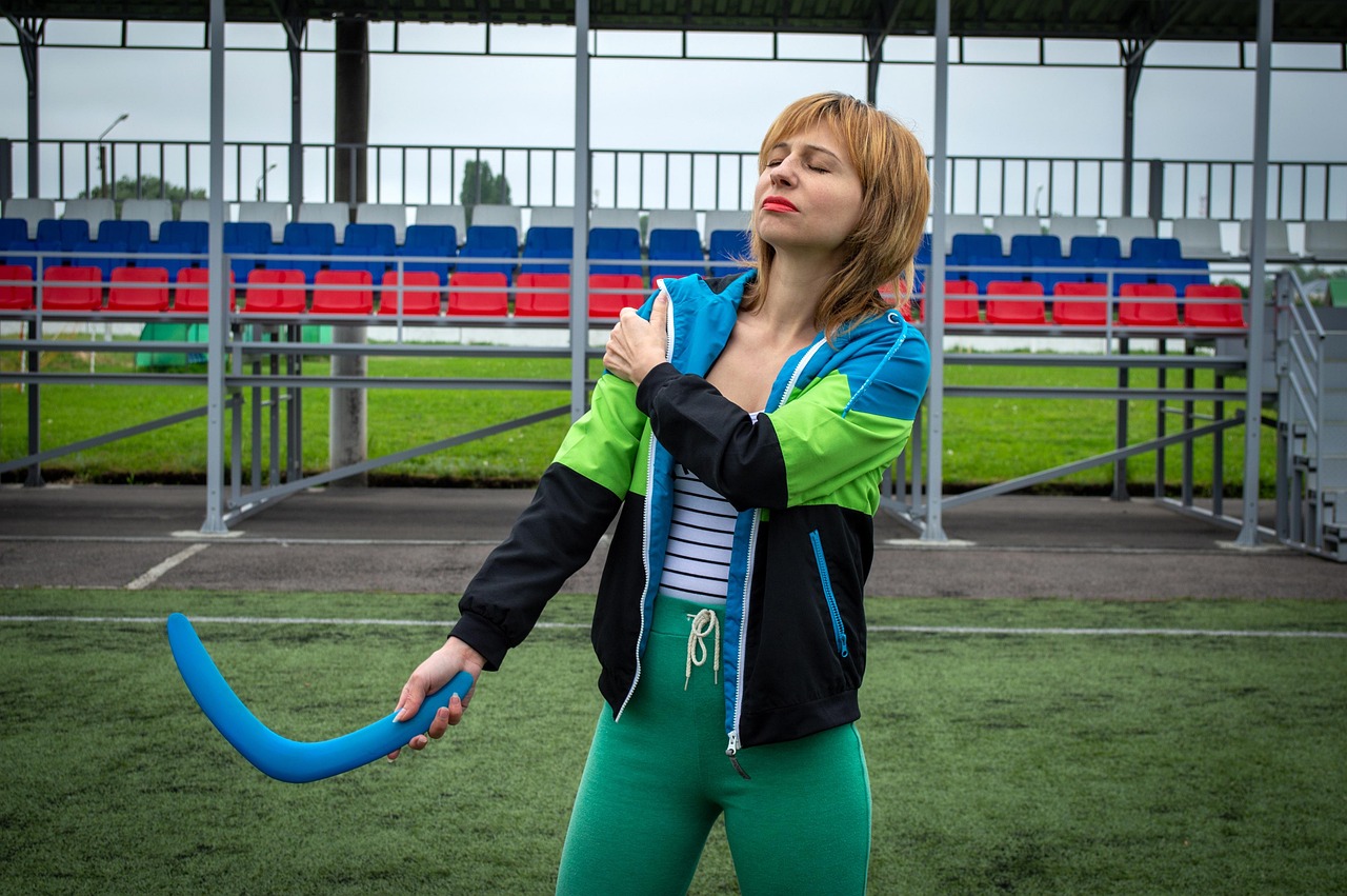 Sports, boomerang, shoulder pain, woman, girl, throw, shoulder, pain, massage, muscle, kneading, injury, boomerang, boomerang, shoulder pain, shoulder pain, shoulder pain, shoulder pain, shoulder pain