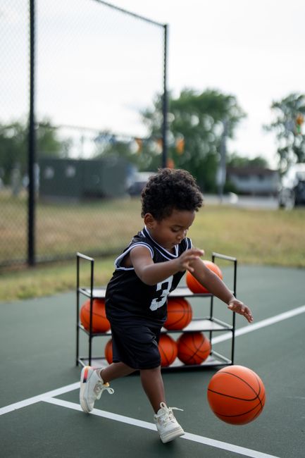 Youth Basketball: A Parent and Coach Guide by Age