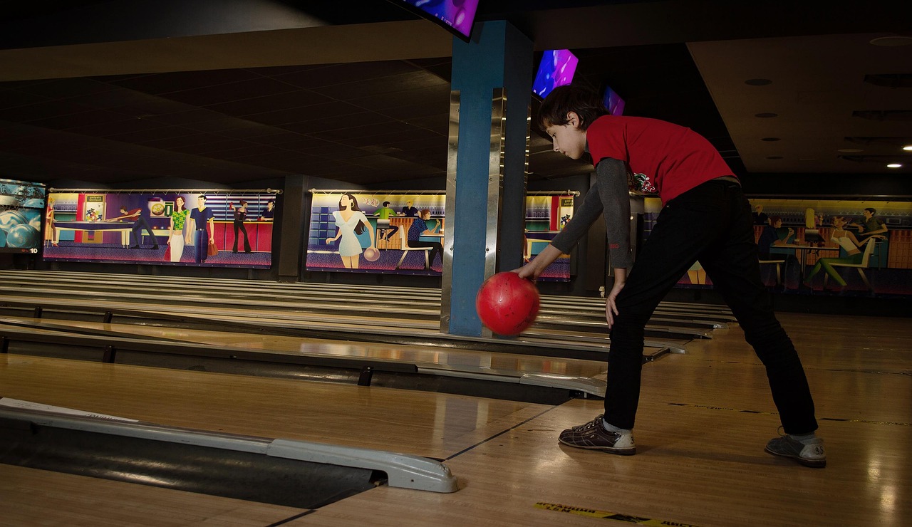 Kids, bowling, leisure, bowling ball, sports, entertainment, game, competition, track, bowling center, teen, children's bowling, family vacation, weekend, ball, throw, throw a ball, boy, bowling, bowl