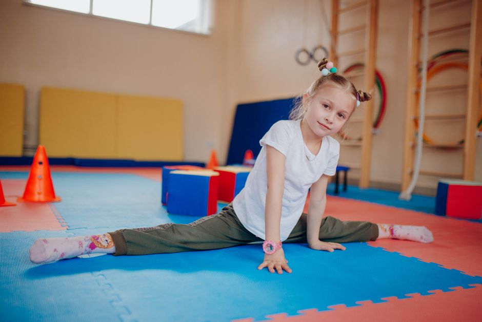 Youth Gymnastics: Ages, Levels, Training Hours and Choosing a Safe Gym
