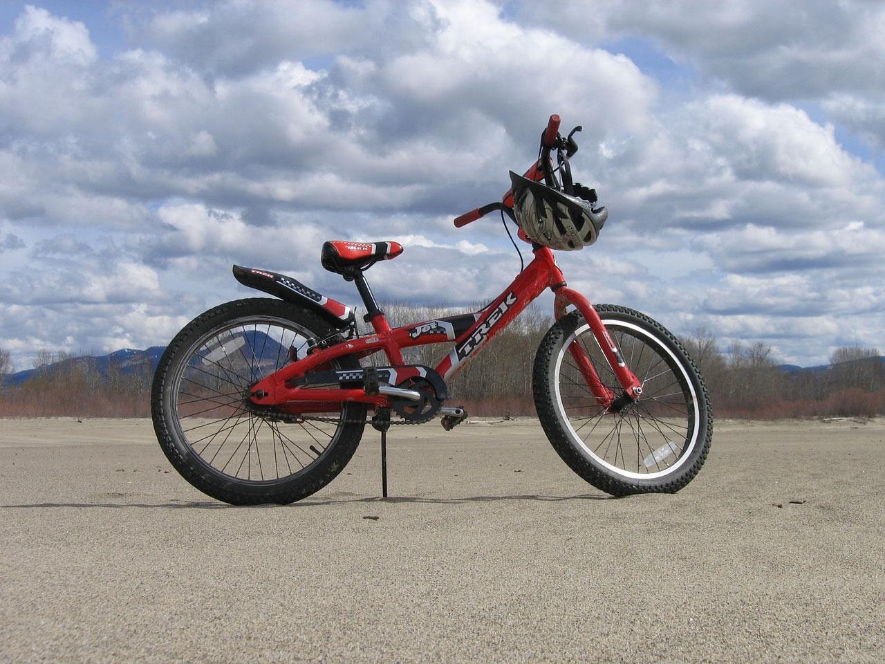 Red, bike, nature, bicycle, trek, jet, helmet, sandy, beach, overcast, sky