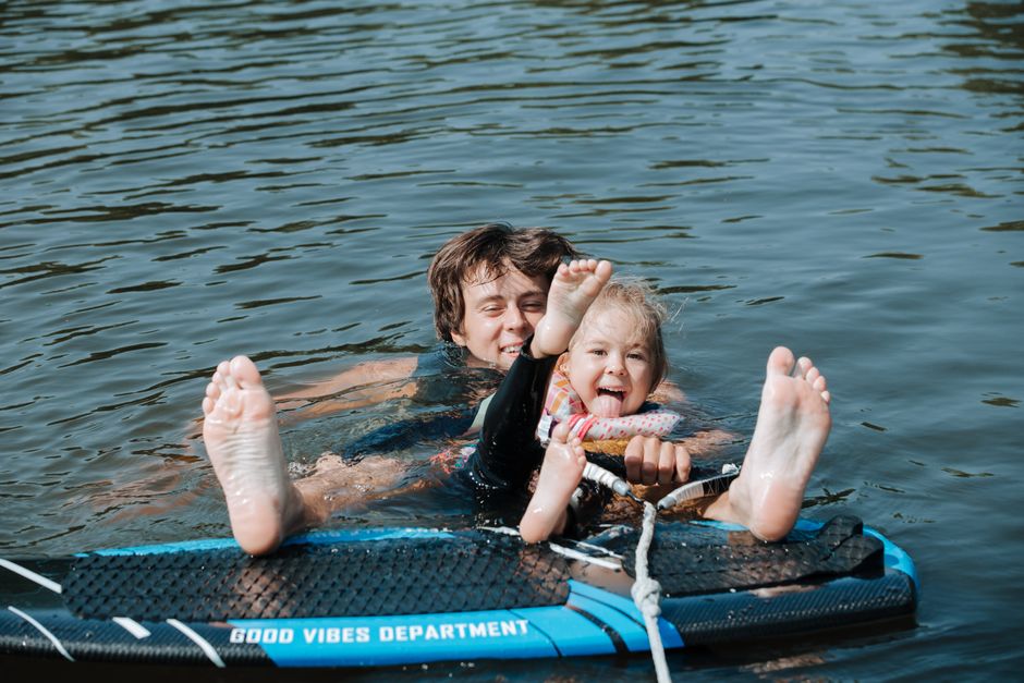 Youth Wakesurfing: A Parents’ Guide to Ages, Life Jackets and Boat Safety